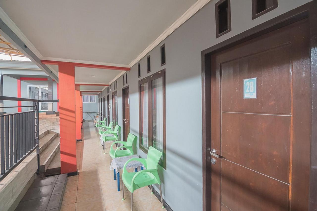 Wisma tamu Reddoorz Syariah Near Taman Rozeline Penajam 2*
